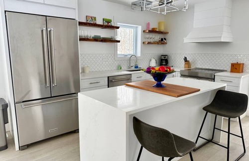 Meaford Cabine | Riverwood Retreat: Modern Charm by the River
