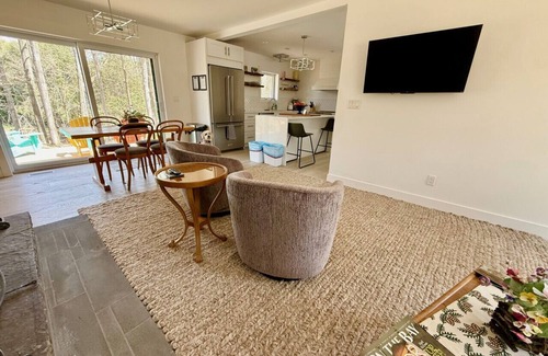 Meaford Cabine | Riverwood Retreat: Modern Charm by the River