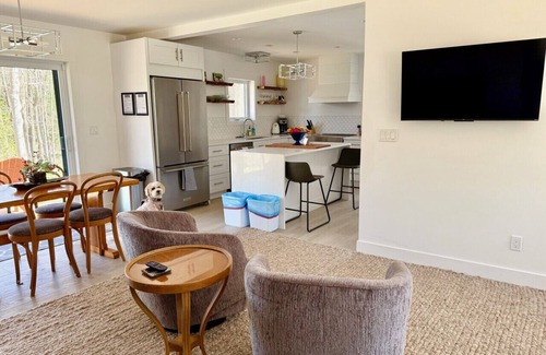 Meaford Cabine | Riverwood Retreat: Modern Charm by the River