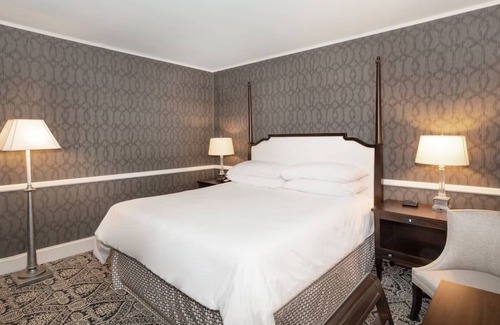 Historic District Hôtel | Robert Johnson King, Historic Inns, Near Top Dining & City Attractions