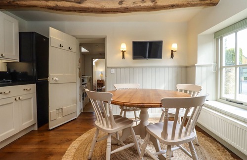 Bourton Maison | ROBINS NEST, pet friendly, with a garden in Bourton-On-The-Water