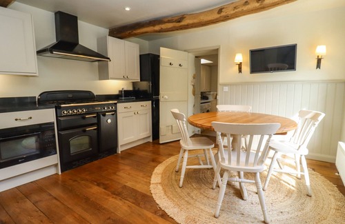 Bourton Maison | ROBINS NEST, pet friendly, with a garden in Bourton-On-The-Water