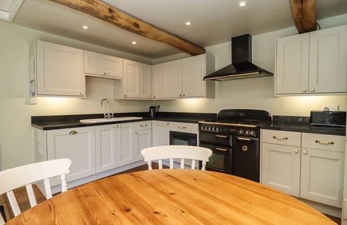 Bourton Maison | ROBINS NEST, pet friendly, with a garden in Bourton-On-The-Water
