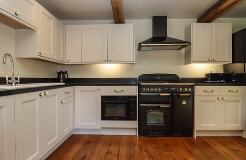 Bourton Maison | ROBINS NEST, pet friendly, with a garden in Bourton-On-The-Water