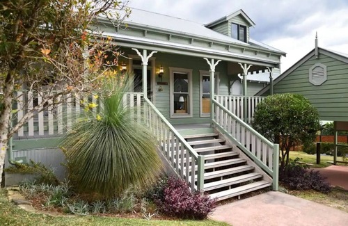 Wisemans Ferry Maison | Rock-a-Billi. Exceptional 4-bedroom home in the heart of Wisemans. 3pm checkout