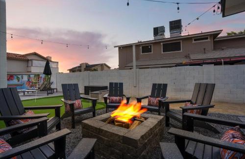Cactus Meadows Maison | Rock Climbing Wall Pool& Mini Golf Game Room Mural