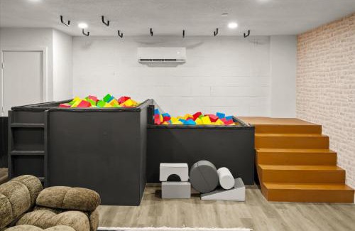 Cactus Meadows Maison | Rock Climbing Wall Pool& Mini Golf Game Room Mural