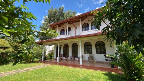Katugastota Maison | Rock House Villa