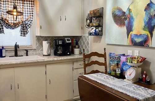 Amarillo Appartement | Rock Island Rail House. 🐾 Dog friendly, Private 6ft. Fenced Yard & Patio