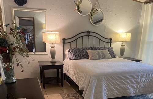 Lindale Maison | Rock'n D Ranch Country dream get away, setting on 12 acre's and lake.