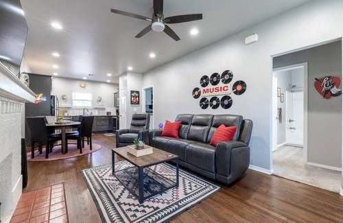 Chickasha Maison | Rock & Roll Chickasha | Fiber | TV | W/D | Parking