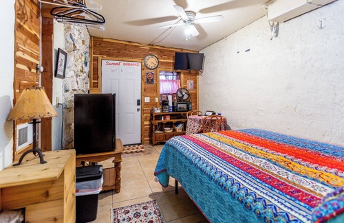 Medicine Park Cabine | Rock & Roll Room- Perfect for a Couple ready to paint the town in Medicine Park