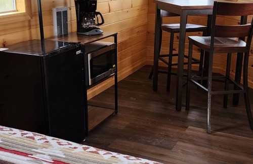 Barton Cabine | Rockin N Retreat