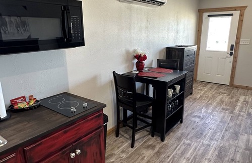 Johnson City Cabine | Rockin’ Pony Silver Dollar Winery Hill Country 2 Queen Beds! Winery & Bistro