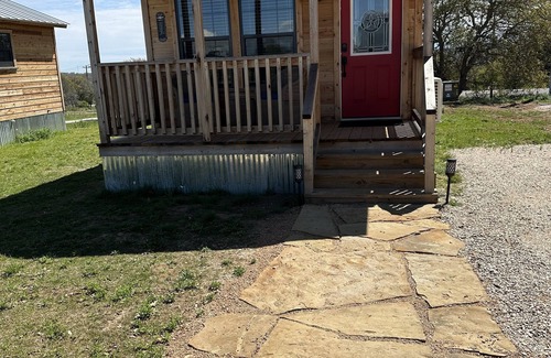 Johnson City Cabine | Rockin’ Pony Silver Dollar Winery Hill Country 2 Queen Beds! Winery & Bistro