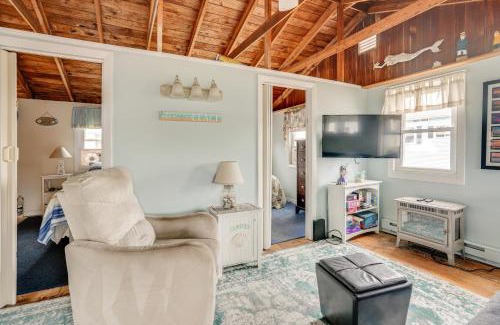 Rockport Maison | Rockport Cottage with Patio - Steps to Beach!
