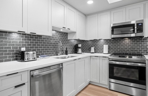 Dead Man's Flats Copropriété | ☀️Rocky Mountain Creekside Retreat|Top Floor Brand New Unit☀️