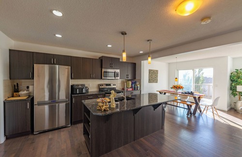 Cochrane Maison | Rocky Mountain View 4 You & Hot tub