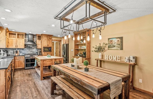Longview Maison | Rocky River is a Spacious 5-bedroom house in wonderful Longview with WiFi, AC