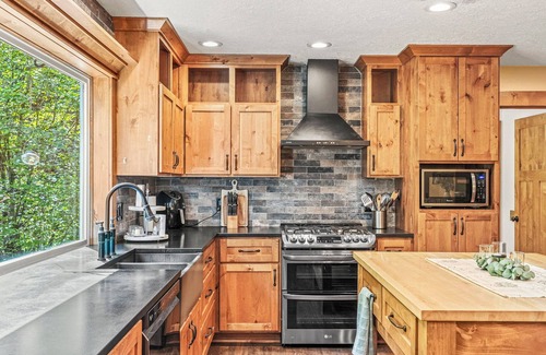 Longview Maison | Rocky River is a Spacious 5-bedroom house in wonderful Longview with WiFi, AC
