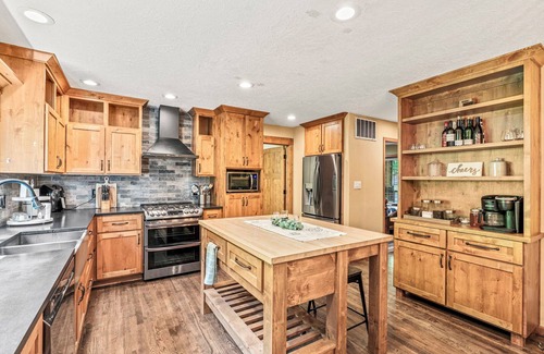 Longview Maison | Rocky River is a Spacious 5-bedroom house in wonderful Longview with WiFi, AC