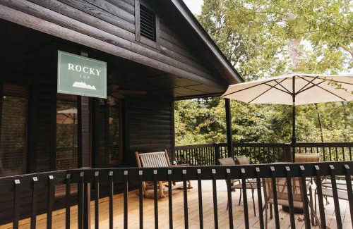 Stanton Maison | "Rocky Top" - Cozy RRG Cabin off Slade Exit!