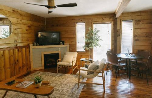 Stanton Maison | "Rocky Top" - Cozy RRG Cabin off Slade Exit!
