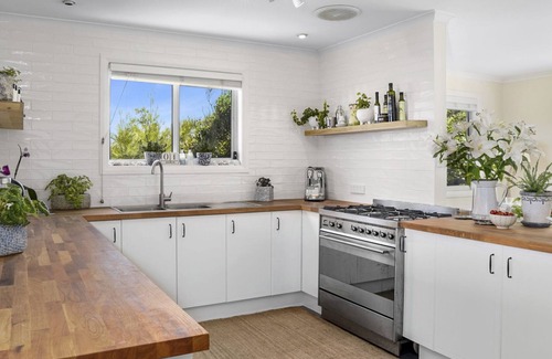 Manyana Maison | Rockys beach house on the waterfront