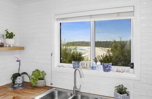 Manyana Maison | Rockys beach house on the waterfront