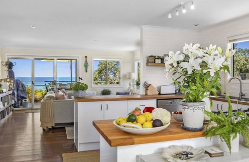 Manyana Maison | Rockys beach house on the waterfront