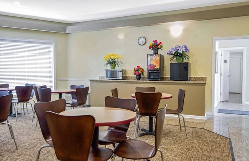 Lyons Hôtel | Rodeway Inn Lyons - La Grange