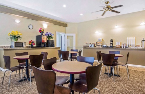 Lyons Hôtel | Rodeway Inn Lyons - La Grange