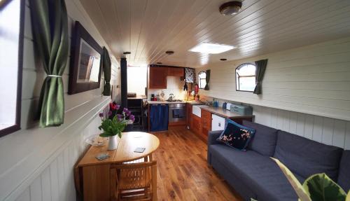 Sallins Location De Bateaux | Roisin Dubh Houseboat