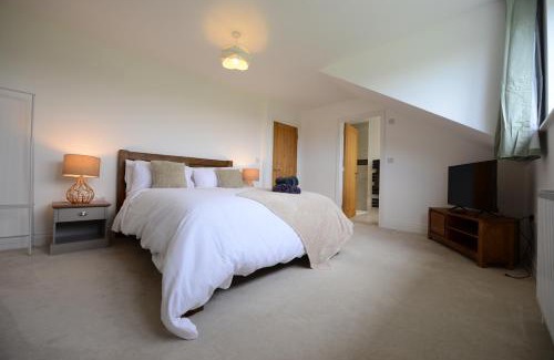 Woodfalls Maison | Rollestone New Forest (HOT TUB)
