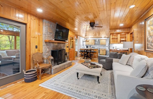 Highlands Hills Cabine | Rolling Acres Bungalow | Screened Deck & Separate Downstairs Studio *INTRODUCTORY DISCOUNT*