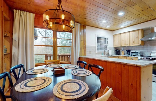 Highlands Hills Cabine | Rolling Acres Bungalow | Screened Deck & Separate Downstairs Studio *INTRODUCTORY DISCOUNT*