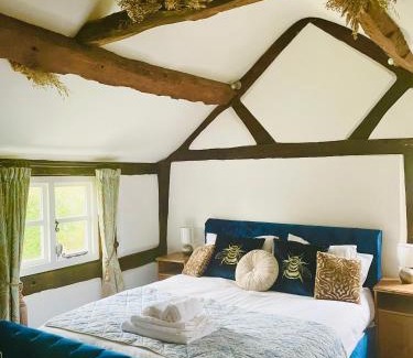 Whitbourne Maison | Rolling Hills and Woodland Views!-2 bed cottage with dog walking trails and local pub on your doorstep! Popular walking trails nearby-Malvern Hills and the Brockhampton Estate- Peaceful village on the border of Hereford and Worcester