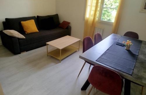 Petit-Palais-et-Cornemps Appartement | Romane et Rosé - Tarifs dégressifs