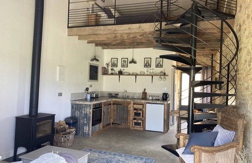 Marsales Maison | Romantic 1 bedroom loft apartment with pool, 5 min to Monpazier
