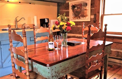 Buena Vista Cabine | Romantic 1860s Log Cabin