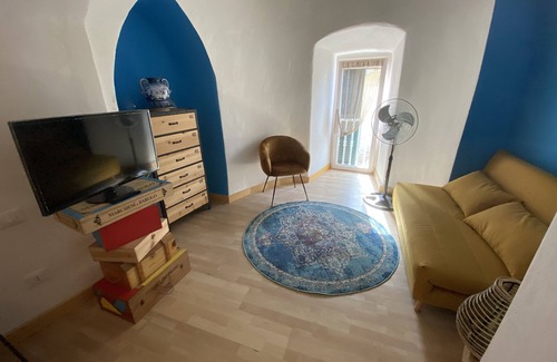 Ortonovo Appartement | Romantic apartment carved out of Tellaro's Saracen Tower