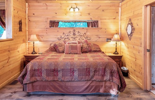 Brenham Cabine | Romantic and Private Spa Cabin with Hot Tub at Scenic Hill Retreat