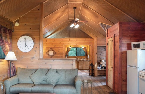 Brenham Cabine | Romantic and Private Spa Cabin with Hot Tub at Scenic Hill Retreat