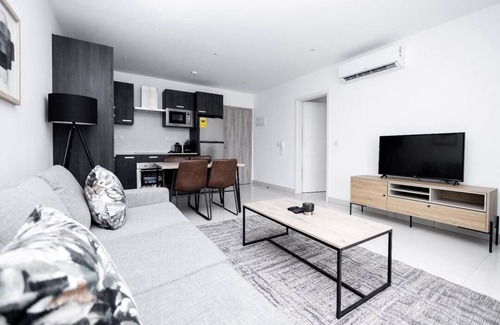 Roman Ridge Appartement | Romantic and very neat environment 5min drive from the airport.Rooftop pool