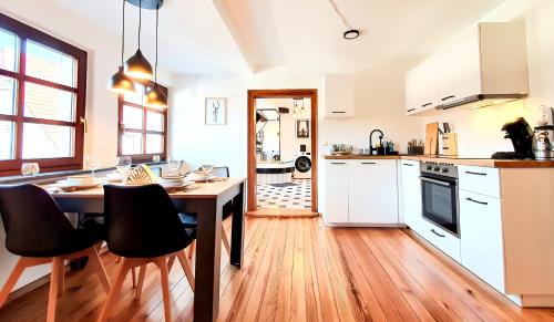 Annweiler am Trifels Appartement | ROMANTIC-Apartment - Altbauflair mit Dachterrasse & Waldblick, Maisonette, 80m2