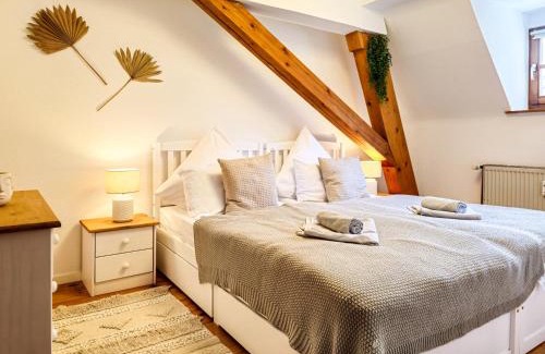 Annweiler am Trifels Appartement | ROMANTIC-Apartment - Altbauflair mit Dachterrasse & Waldblick, Maisonette, 80m2