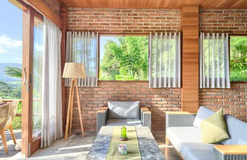Sidemen Chalet De Ski | Romantic Barn with Mt. Agung Views