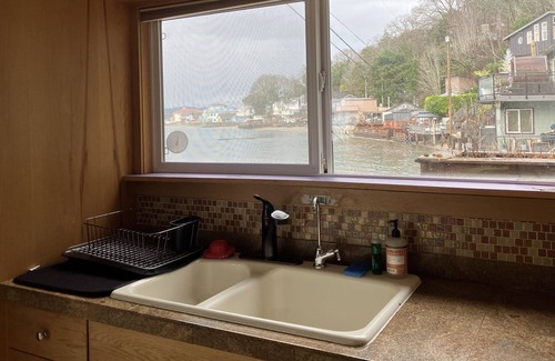 Tacoma Maison | Romantic Beach House on the water with private beach