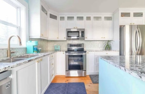 Lawrencetown Hôtel | Romantic beach suite with hot tub — 7 min walk from a beautiful sandy beach!