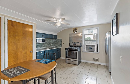 Calumet City Appartement | Romantic Cabin Fever Spacious 1 Bedroom